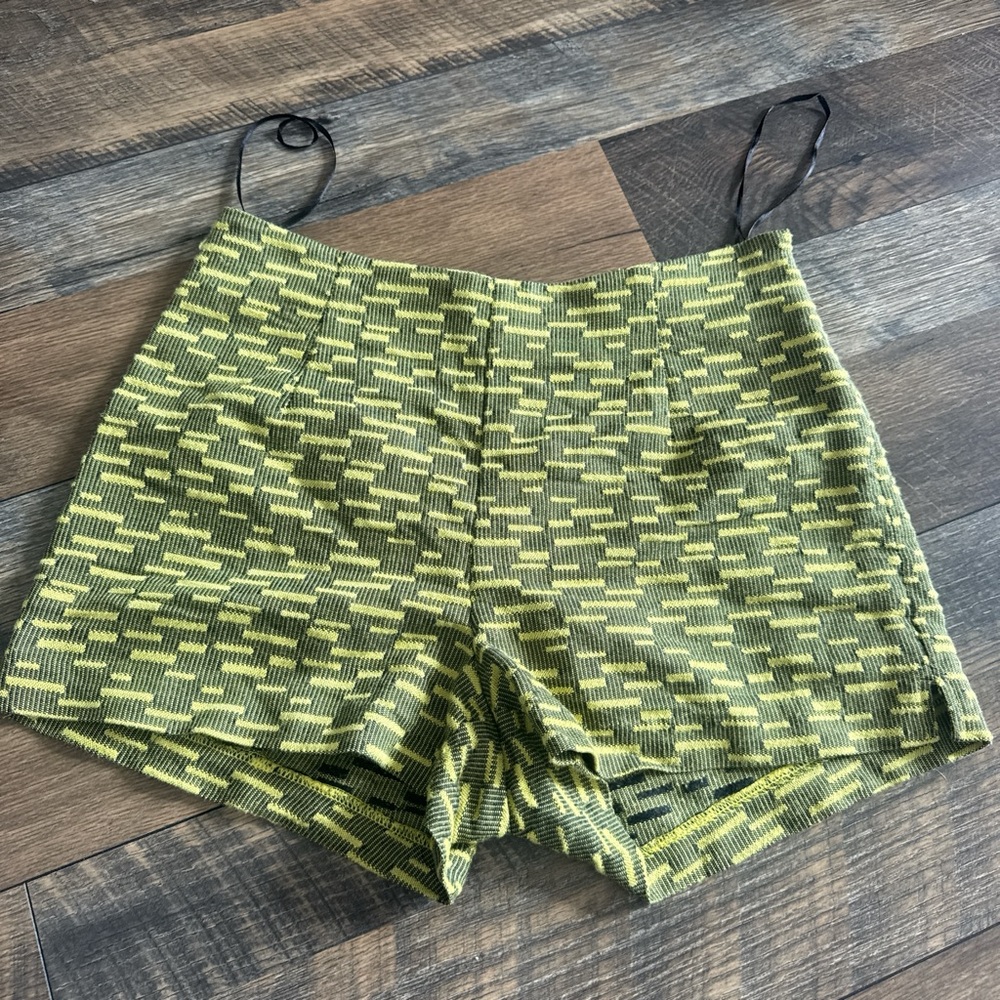 MADE FOR IMPULSE | Size 4 Green and yellow shorts Highrise